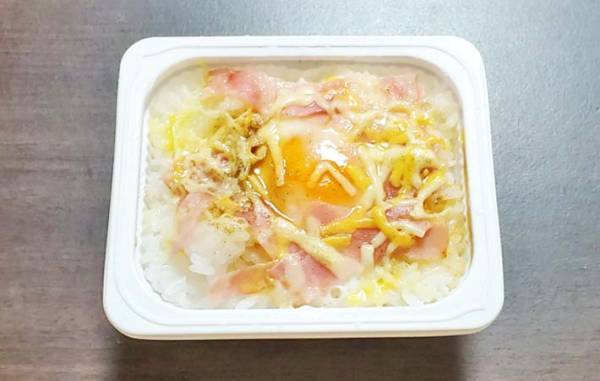 便利なパックご飯、卵をのせて…　「ほんとに３分？」「片付けもラク」