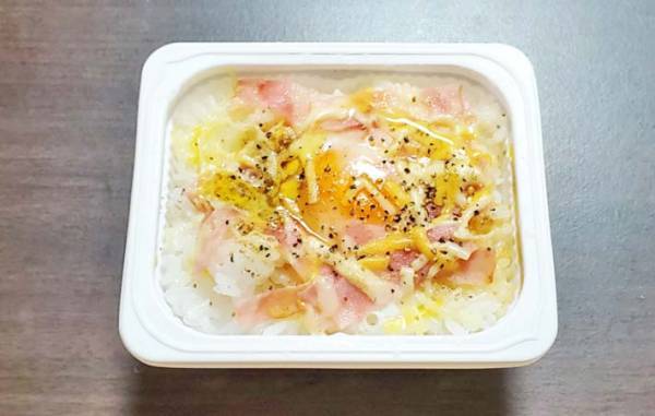 便利なパックご飯、卵をのせて…　「ほんとに３分？」「片付けもラク」