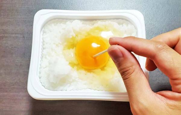便利なパックご飯、卵をのせて…　「ほんとに３分？」「片付けもラク」
