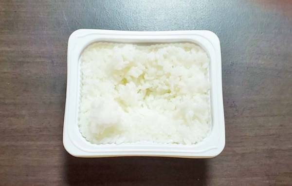 便利なパックご飯、卵をのせて…　「ほんとに３分？」「片付けもラク」