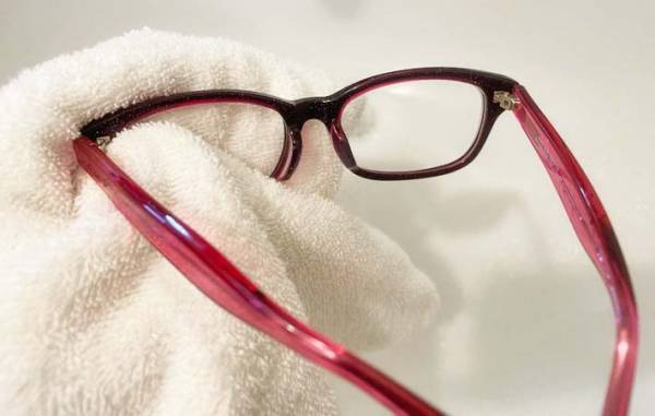 実は汚れているメガネ　家にあるアレを使ってピカピカに！