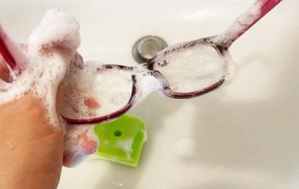 実は汚れているメガネ　家にあるアレを使ってピカピカに！