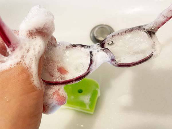 実は汚れているメガネ　家にあるアレを使ってピカピカに！