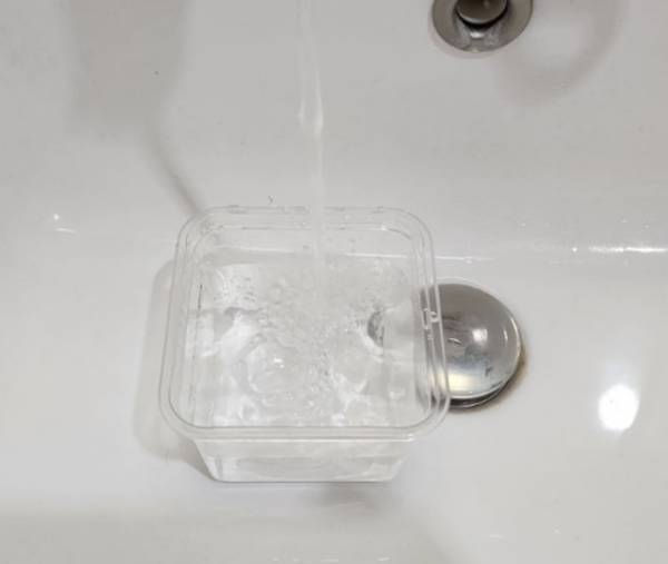 洗面所が汚れません　味噌の空き容器の活用法に「この発想はない」「賢い」