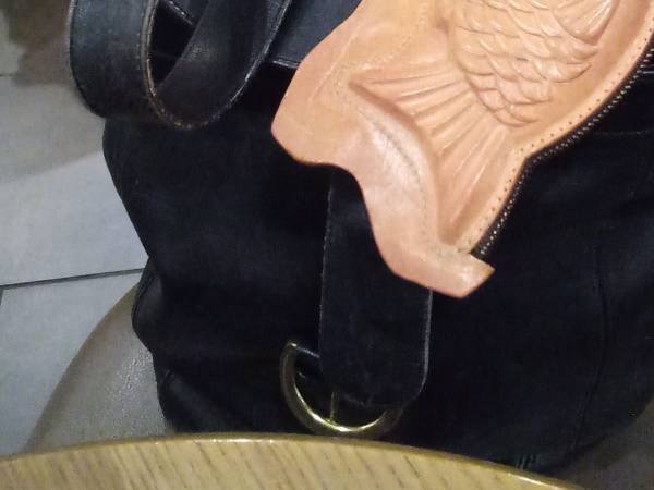 「ずっと気になっていて…」　バッグに付いていたモノに「何コレ！？」