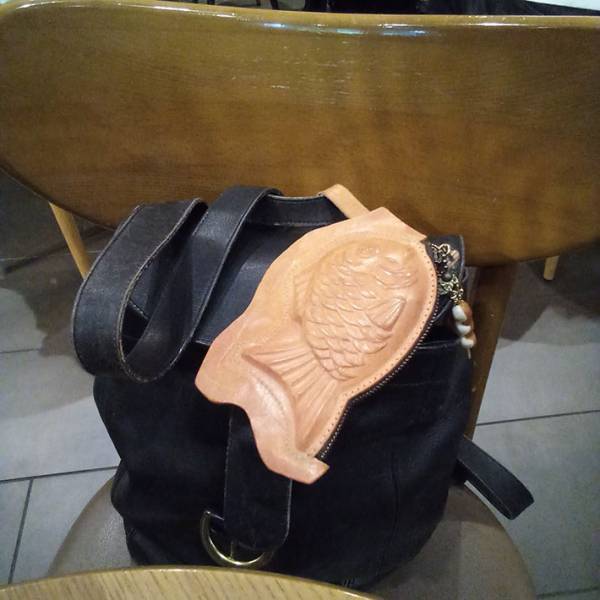 「ずっと気になっていて…」　バッグに付いていたモノに「何コレ！？」