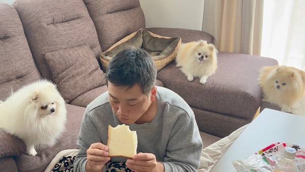 ヤバい、囲まれてる？　男性のパンを狙う３匹に「笑った」