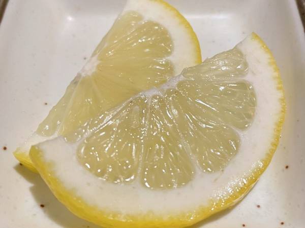 『レモンの切れ端』の思わぬ活用法　「これには驚いた」「感動！」