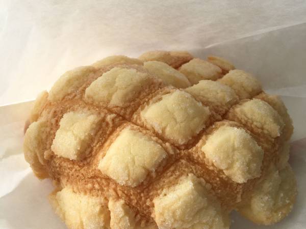 メロンパンに『アレ』をはさんだらビックリ　完成度に「面白い食感」「抜群にうまい」