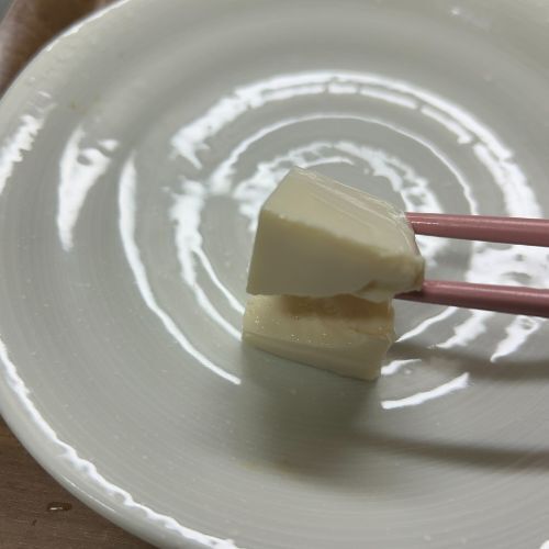 箸で豆腐をつかむ様子