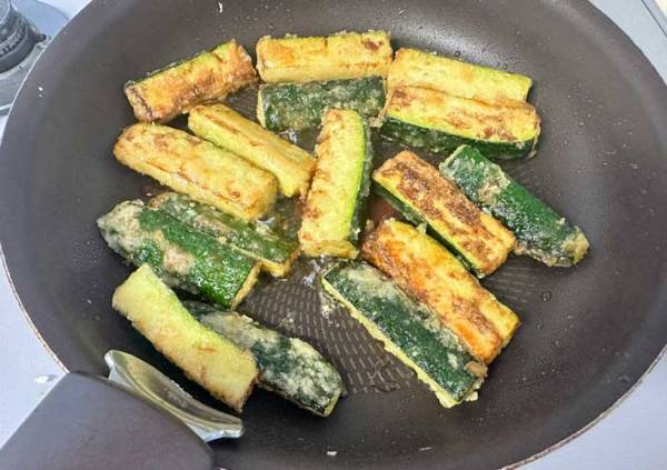 食べる手が止まらない…　ズッキーニの揚げ焼きに「優勝」「早速作る」
