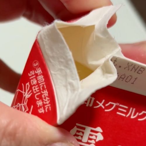 牛乳パックの注ぎ口を引き出す様子