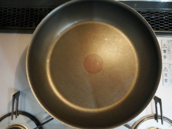 フッ素樹脂加工フライパンの焦げ付き、どう落とす？　正しいお手入れ術に「参考になった！」