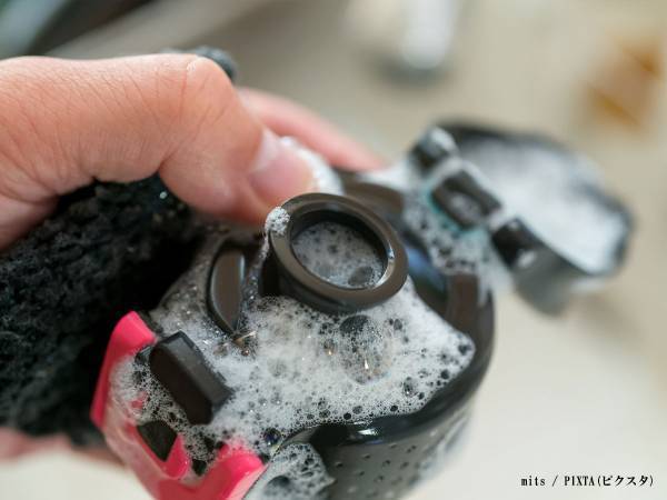 水筒の茶渋を落とすなら？　キッチン泡ハイターの『別タイプ』が「無臭ですごかった」