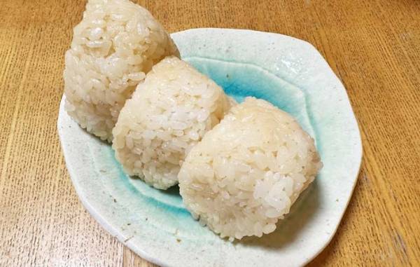 ラップは使わない！　おにぎりはアレで握ると「もう戻れないかも」