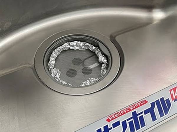 排水口にアルミホイルを詰めると？　企業が試した結果が「すごい」