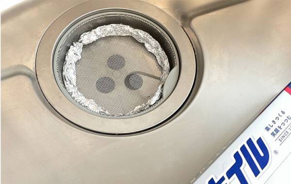 排水口にアルミホイルを詰めると？　企業が試した結果が「すごい」