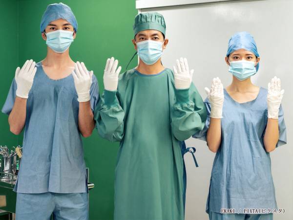 医師「ドラマのあのポーズは…」　本当にやってるのか、現役医師に聞いた