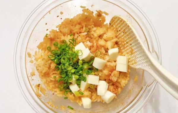 普通のおにぎり、もう飽きた！　チーズとアレで握ると…？