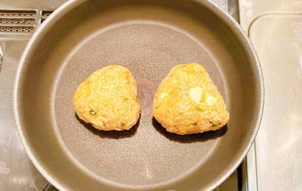 普通のおにぎり、もう飽きた！　チーズとアレで握ると…？