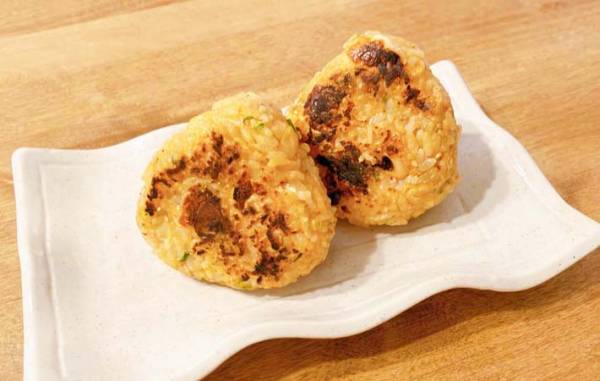 普通のおにぎり、もう飽きた！　チーズとアレで握ると…？