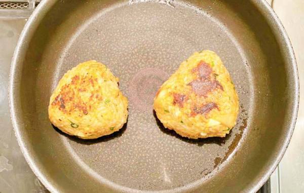 普通のおにぎり、もう飽きた！　チーズとアレで握ると…？