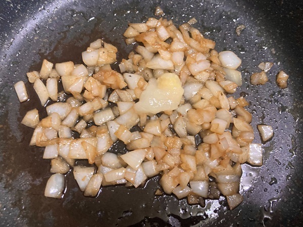 ケチャップを焼くだけで「コクが増す」　エビチリ作りのひと手間に「初めて知った」