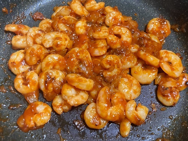 ケチャップを焼くだけで「コクが増す」　エビチリ作りのひと手間に「初めて知った」