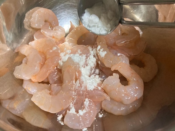 ケチャップを焼くだけで「コクが増す」　エビチリ作りのひと手間に「初めて知った」