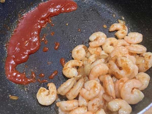 ケチャップを焼くだけで「コクが増す」　エビチリ作りのひと手間に「初めて知った」