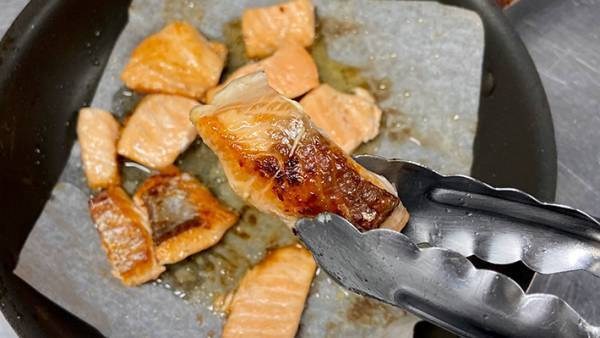 フライパンでそのまま焼いてない？　魚を焼く時に○○を使うと…？