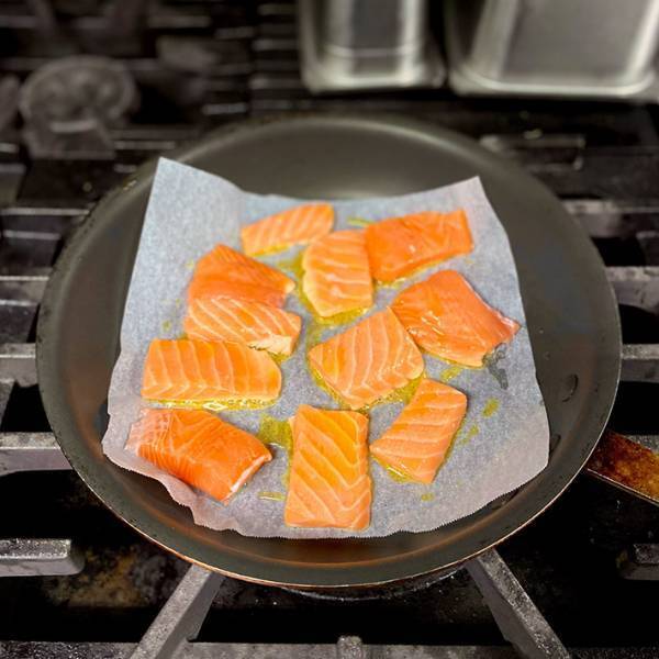 フライパンでそのまま焼いてない？　魚を焼く時に○○を使うと…？