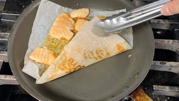 フライパンでそのまま焼いてない？　魚を焼く時に○○を使うと…？