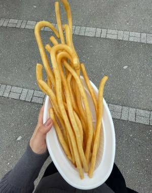 フライドポテトを買う女性　公開した写真に「な、何それ」「すっご」