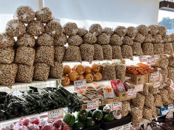 コンビニに並ぶ落花生の写真