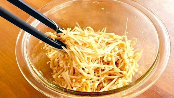 エノキで米が止まらない　電子レンジ３分半の『爆速料理』とは