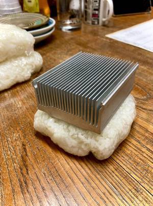 リビングにあった銀色のアレを…　ごはんの粗熱をとるテクに「これは天才」