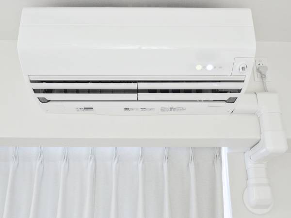 エアコンから水が落ちてきた！　コレって故障？　メーカーの解説に「そういうことか！」