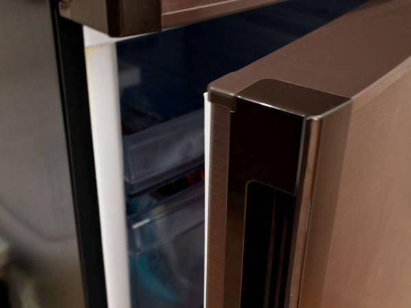 冷蔵庫のドア、閉まりにくいならコレやって！　企業の助言に「やってみます」