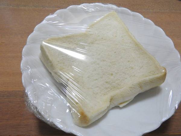 冷凍食パンに『水道水』をかけてみて！　メリットに「マジかよ」「絶対やります」