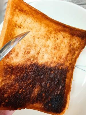 食パンの焦げをあっという間に落とす裏技　アレを使うと「見違えた」