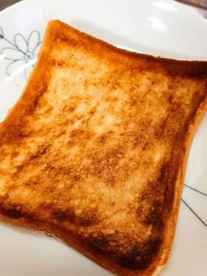 食パンの焦げをあっという間に落とす裏技　アレを使うと「見違えた」