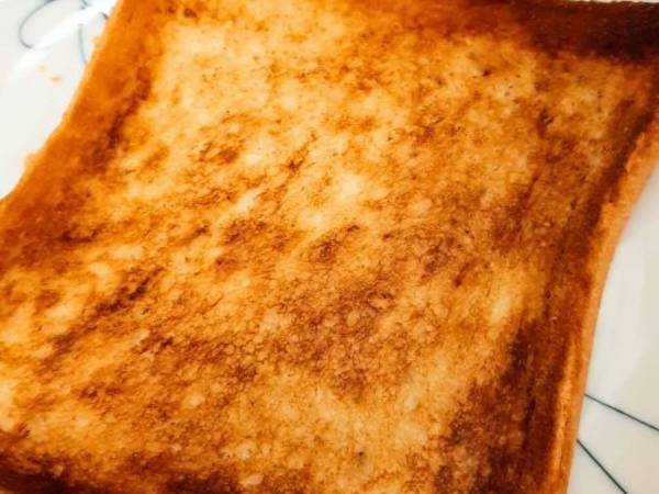 食パンの焦げをあっという間に落とす裏技　アレを使うと「見違えた」