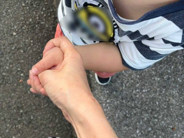 ネットで話題の『手つなぎテク』　２歳児で試すと？　「そう来るか」