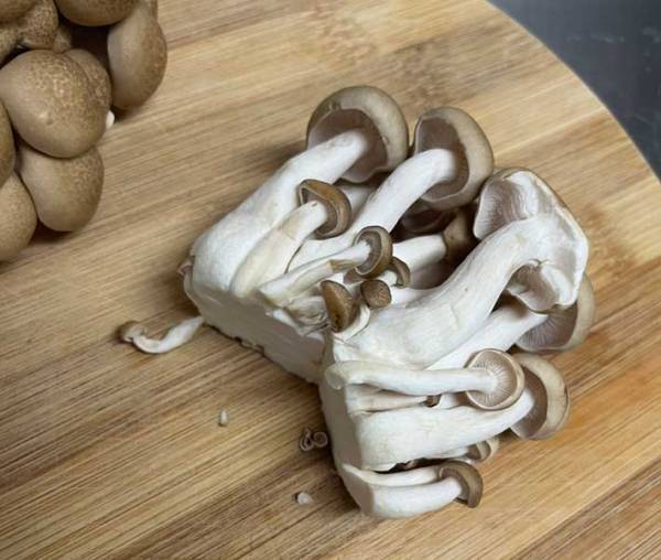 シメジの石づき、切り方を変えると？　「捨てるところが減った」