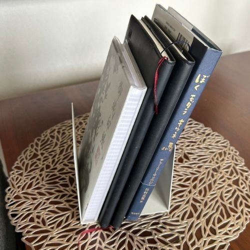 セリアの『ブックスタンドU型』が有能！　活用テクに「知らなかった」「早速買う」