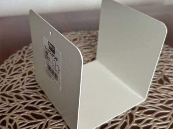 セリアの『ブックスタンドU型』が有能！　活用テクに「知らなかった」「早速買う」