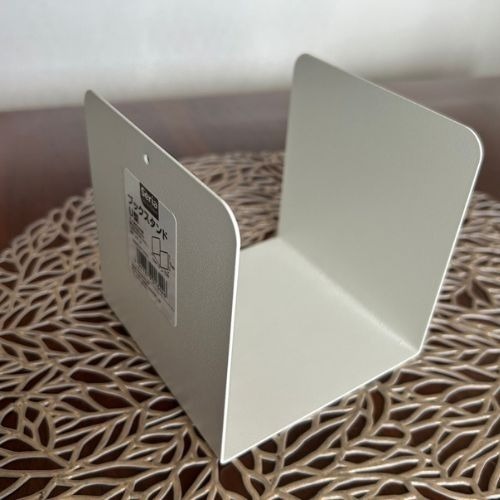 セリアの『ブックスタンドU型』が有能！　活用テクに「知らなかった」「早速買う」