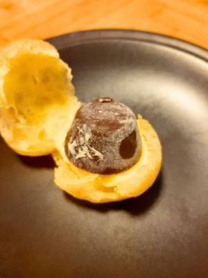 プチシュークリームに『ピノ』を挟むと…　「考えたことなかった」「何個でもいける」
