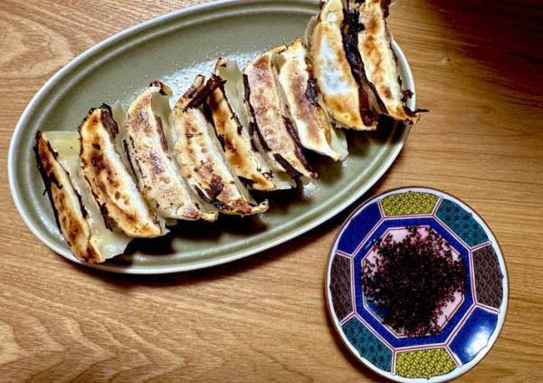 餃子の味変、『ゆかり』にアレを垂らすと？　「おぉ、おいしそう」「絶対に作る」